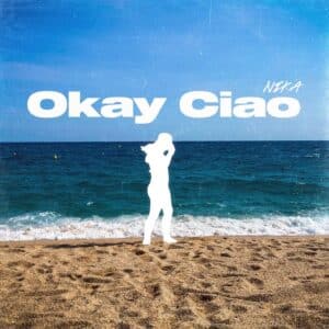 Coverbild zu dem Song der Künstlerin NIka"Okay Ciao". Auf der Grafik ist eine Szene auf einem Strand zu sehen. Eine Person in weißer Silhouette steht vor dem Meer auf dem Strand. Darüber steht in weißer Schrift "Okay Ciao"