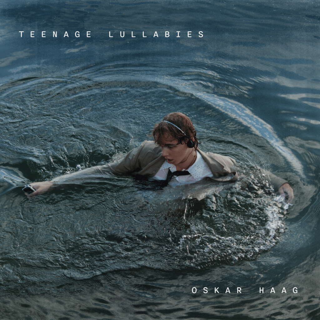 Oskar Haag Teenage Lullabies Cover. Auf den Bist treibt der Junge im Musiker im Wasser. Er hat seinen Kopf über Wasser und blickt verträumt in die Ferne.