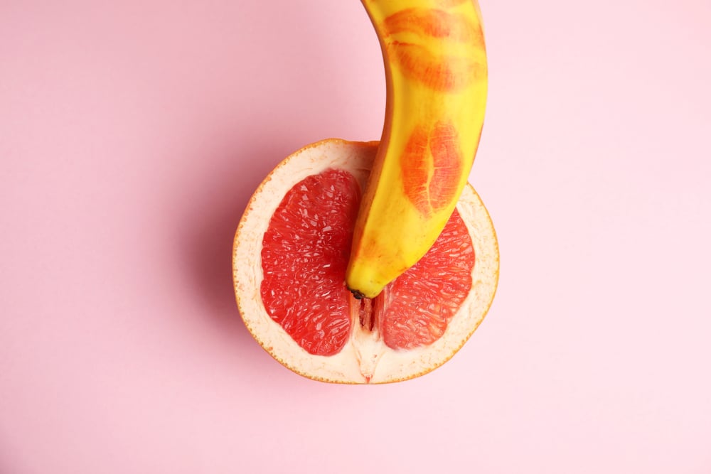 Flat,Lay,Composition,With,Fresh,Banana,And,Grapefruit,On,Pink