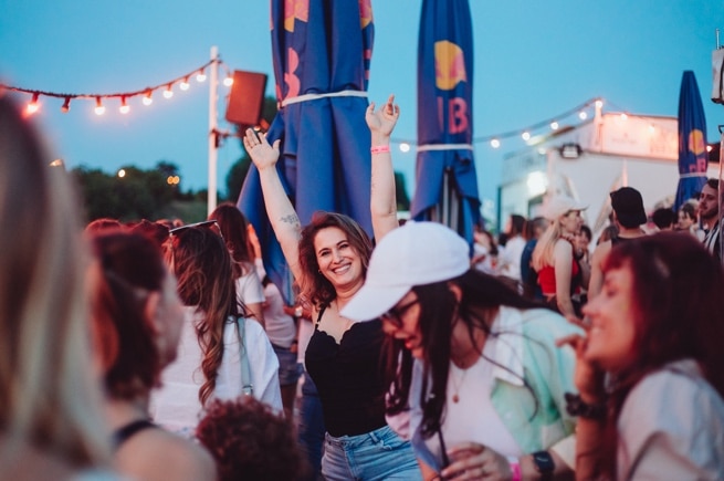 Events Wien: Girls Town Wien feiert den Sommer im USUS am Wasser!